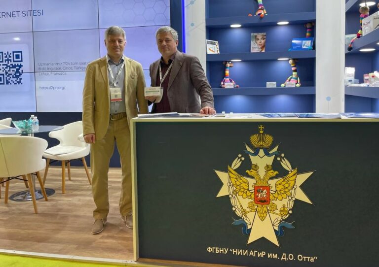 О.С. Глотов и А.С. Глотов на выставке MEDEXPO 2024 (Турция, Стамбул)